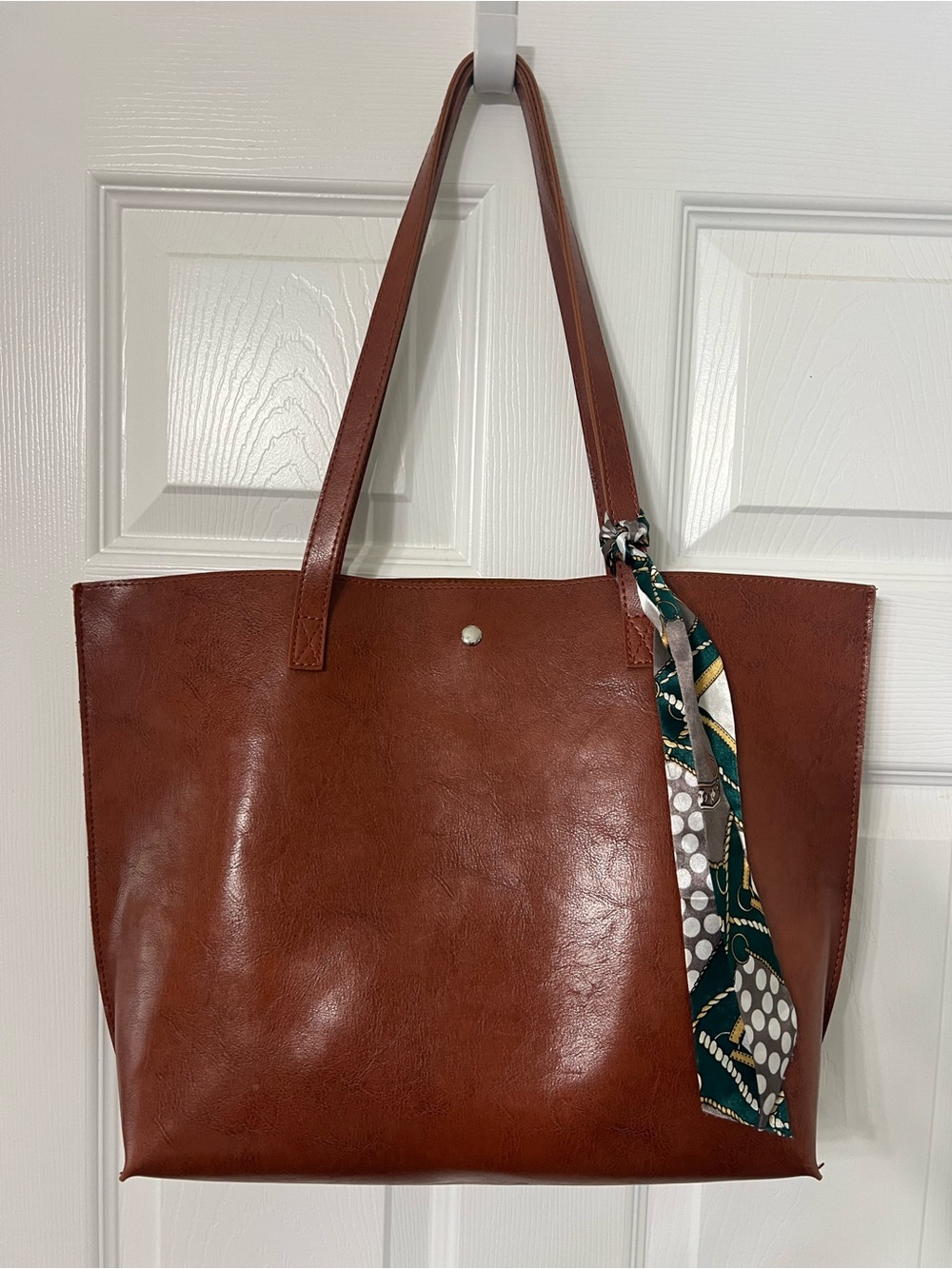 Leather purse with magnetic closure and one internal side pocket. EUC